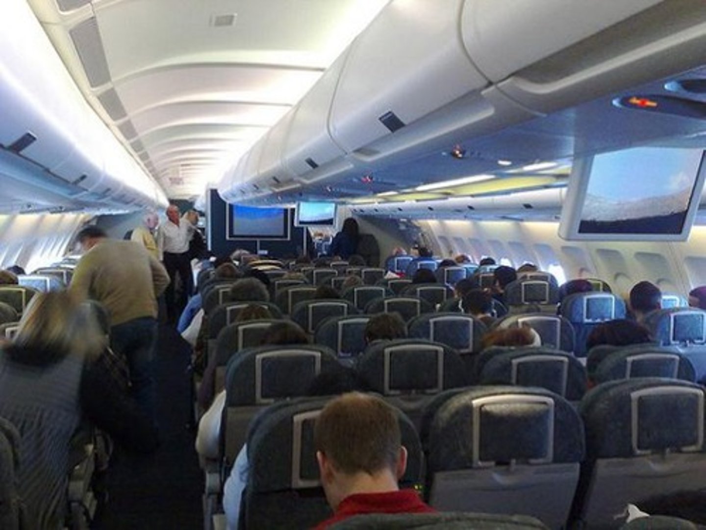 <p>dentro de una embarcación o avión</p>