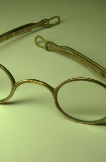 <p>found in young children’s frames or for sports</p><p>loops at ends held in place by elastic ribbon</p>