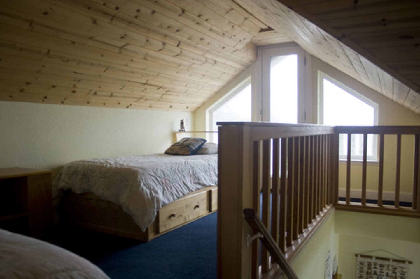 <p>（dǐng lóu ） top floor；attic</p>