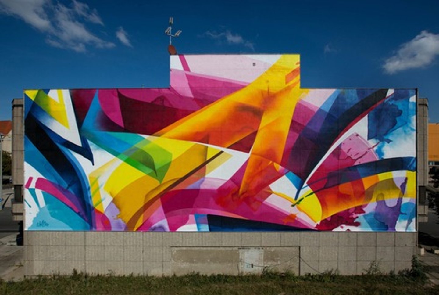 <p>Colorful murals<br>Dynamic calligraphy and transparency</p>