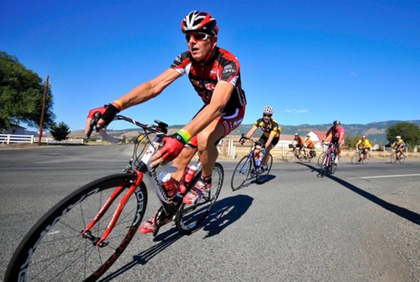 <p>đi xe đạp</p>