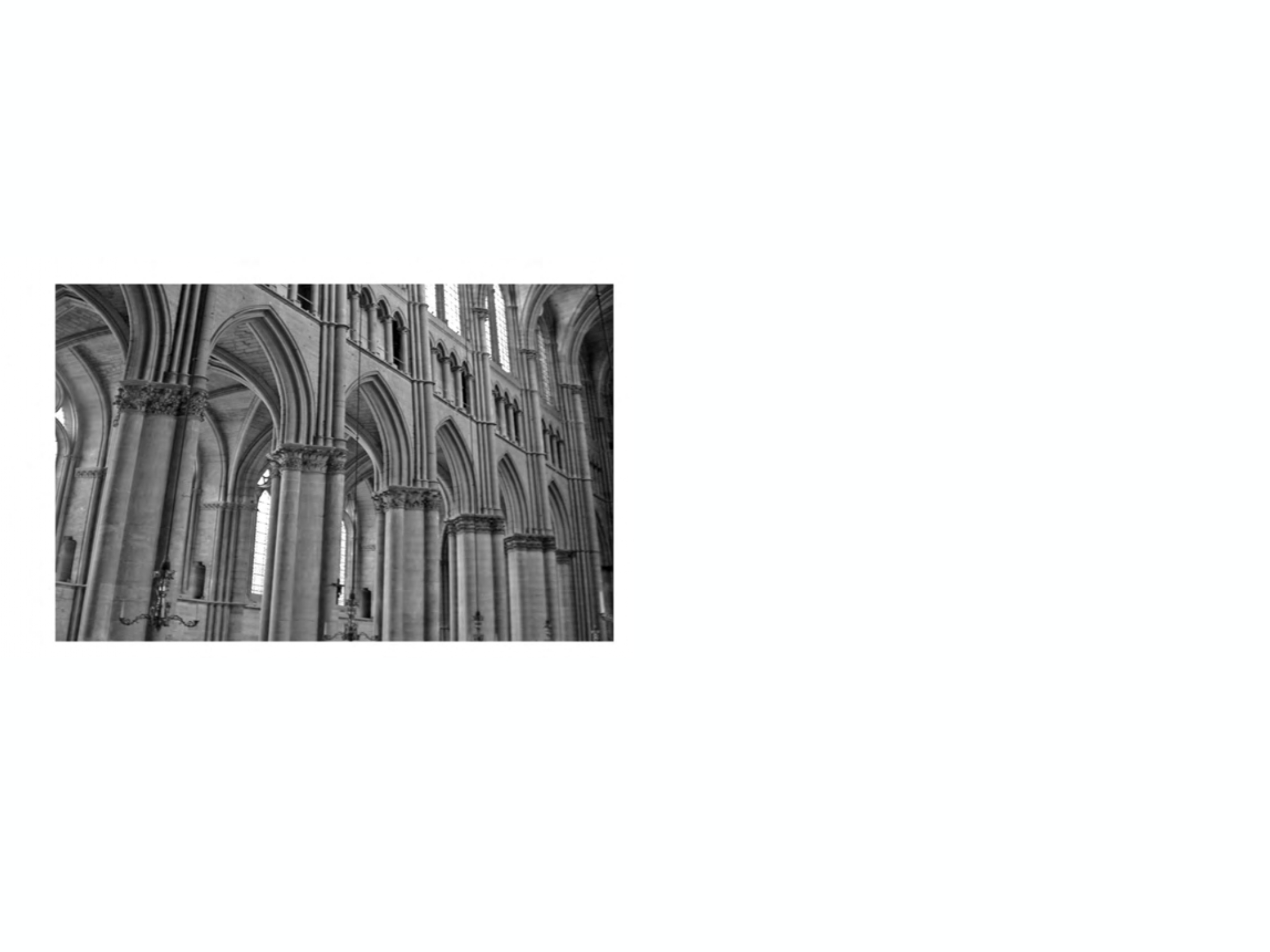 <p>A pillar composed of many small pilasters and columns attached to it and built together as a whole element.</p>
