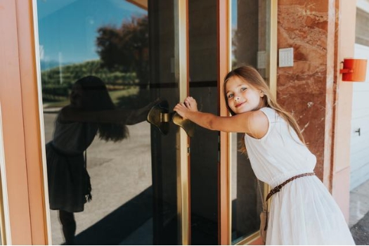 <p>To move the door away from you</p><p><span>|pʊʃ|</span></p><p>От себя (надпись на двери)</p>