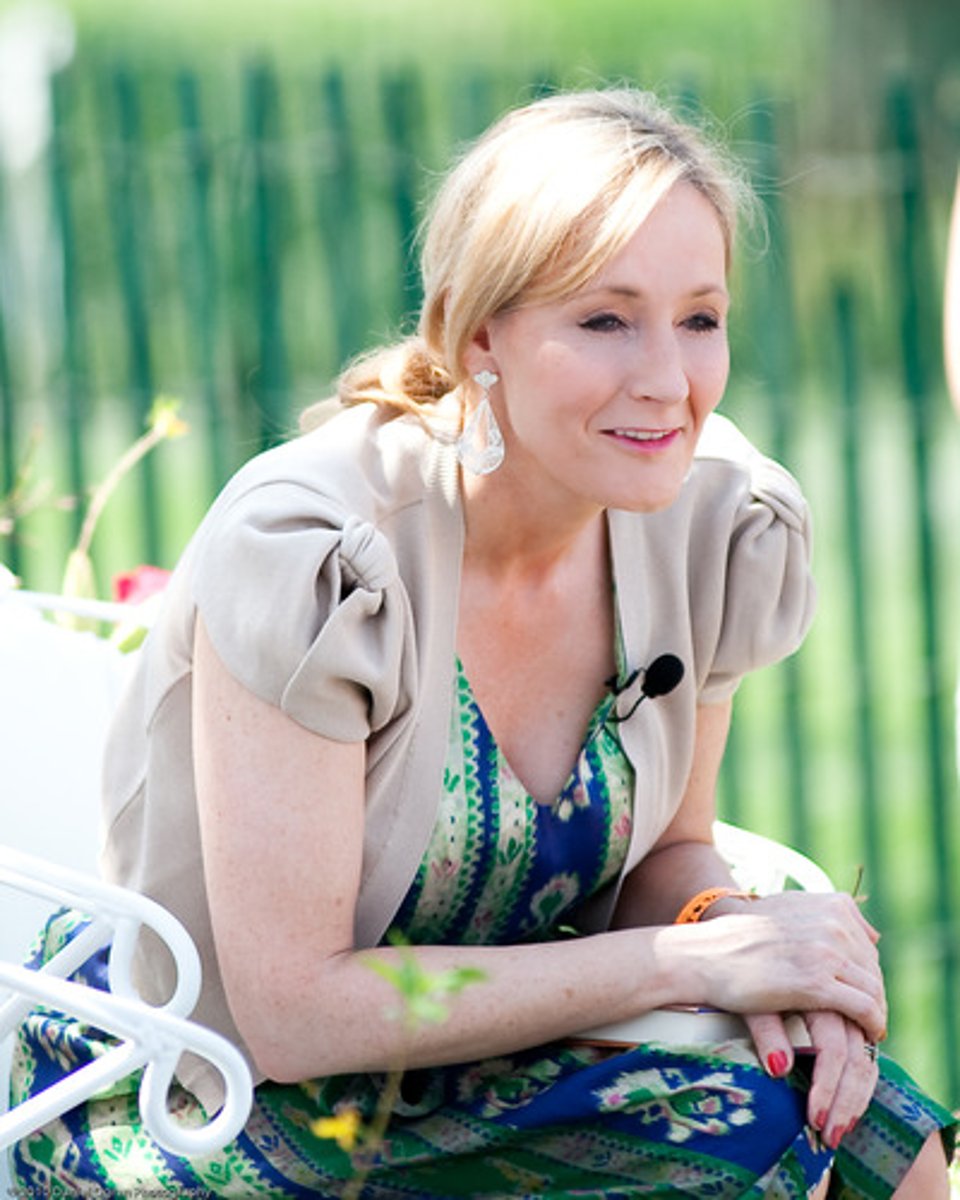 <p>una mujer que escribe libros o novelas profesionalmente</p><p>(female author)</p>