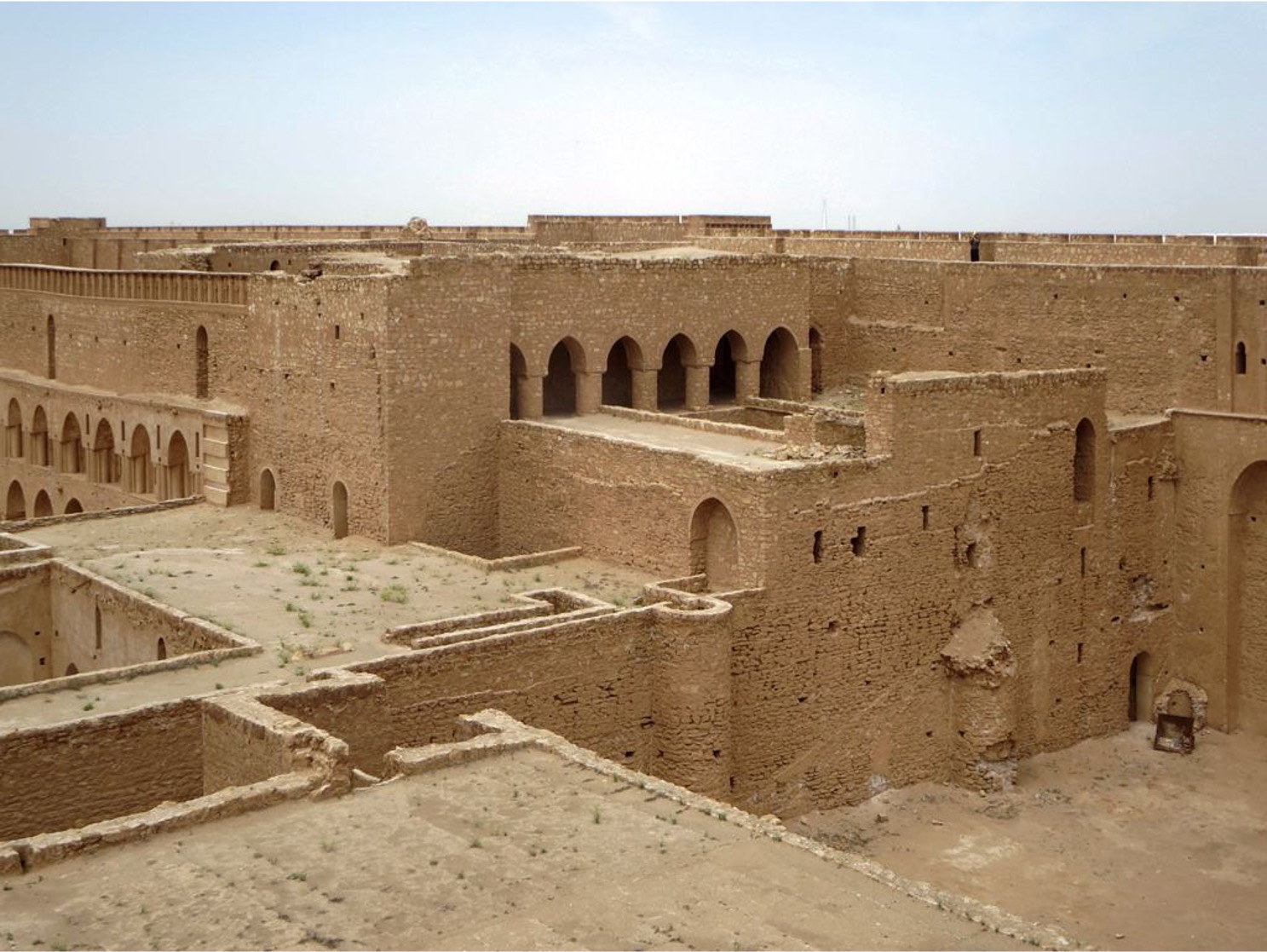 <ul><li><p><span>E</span>xcellent example of a fortified palace</p></li><li><p class="MsoListParagraphCxSpMiddle">Built of brick and rubble covered with stucco – a holdover from Sassanian building techniques</p></li><li><p class="MsoListParagraphCxSpMiddle"><span>T</span>he second story of the palace survived in part, giving us a better idea of what the living spaces were like</p></li><li><p class="MsoListParagraphCxSpMiddle"><span>I</span>wans:</p><ul><li><p class="MsoListParagraphCxSpMiddle">The southern arcade of the Ukhaydir Palace mosque – facing Mecca, with geometric stucco vaults</p></li><li><p class="MsoListParagraphCxSpMiddle">The entrance iwan, the largest room in the palace, leading to the throne room across the courtyard</p></li></ul></li></ul><p></p>