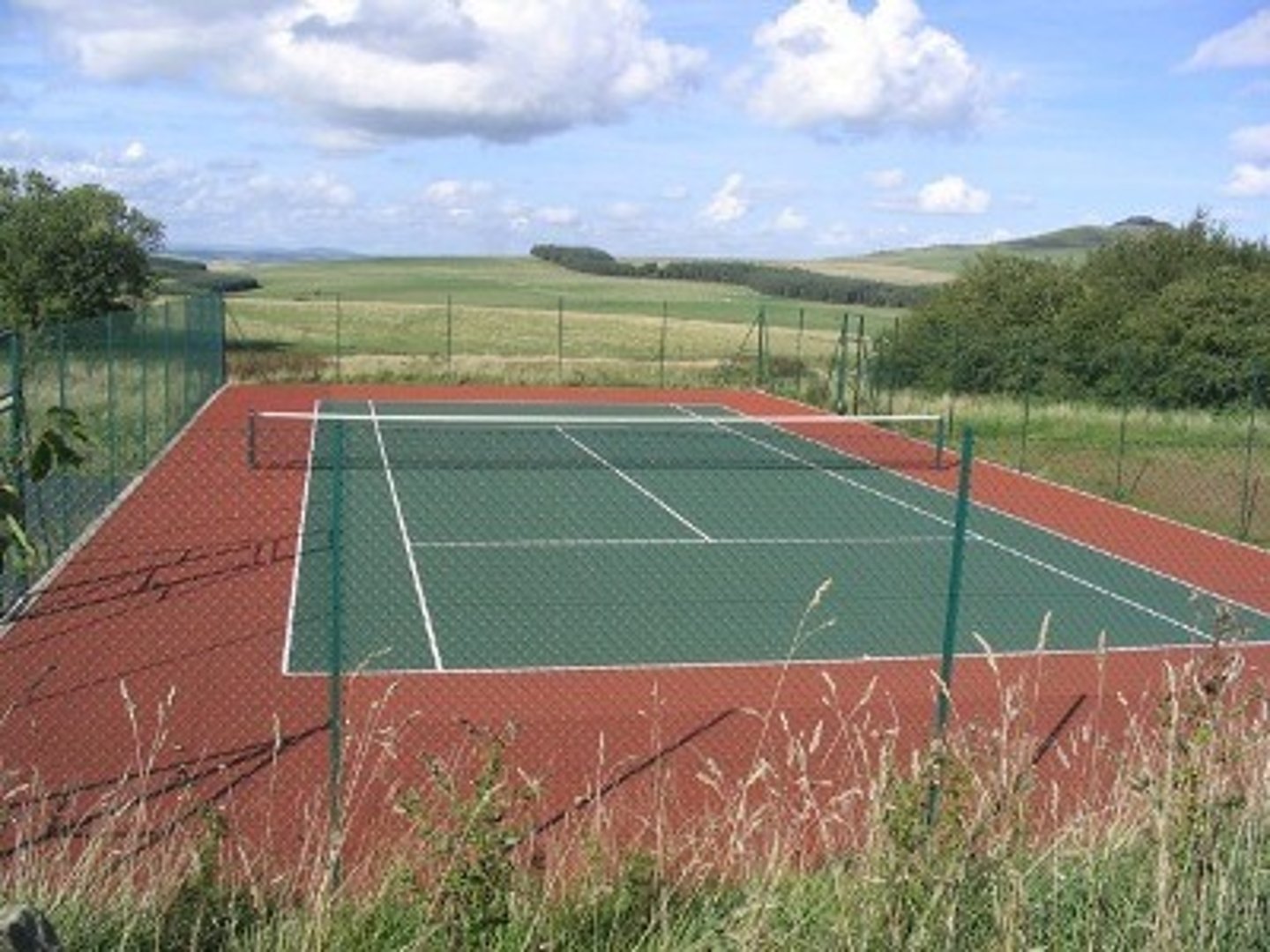 <p>sân tennis, bóng rổ</p>