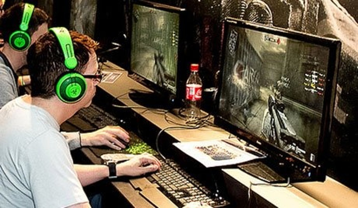 <p>jugar videojuegos</p>