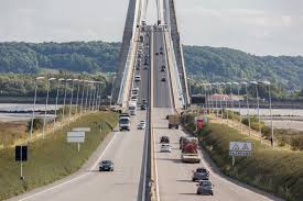 <p><span>sharply angled; extreme in degree.</span><br></p>