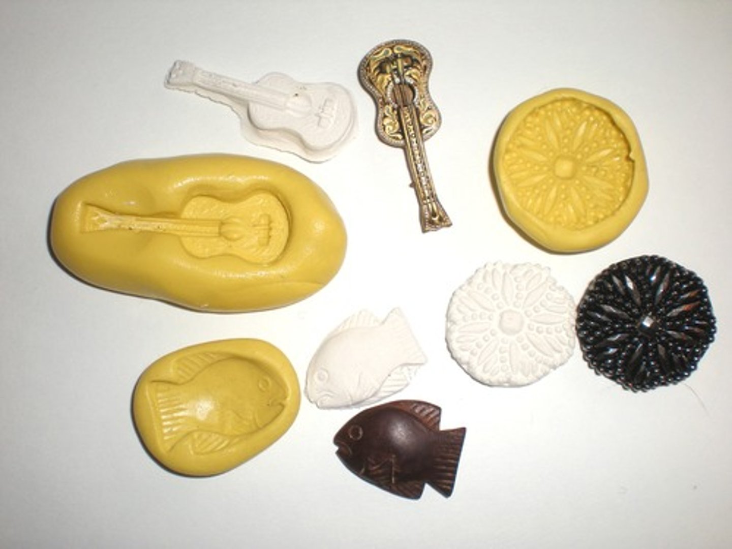 <p>(v): đúc</p>