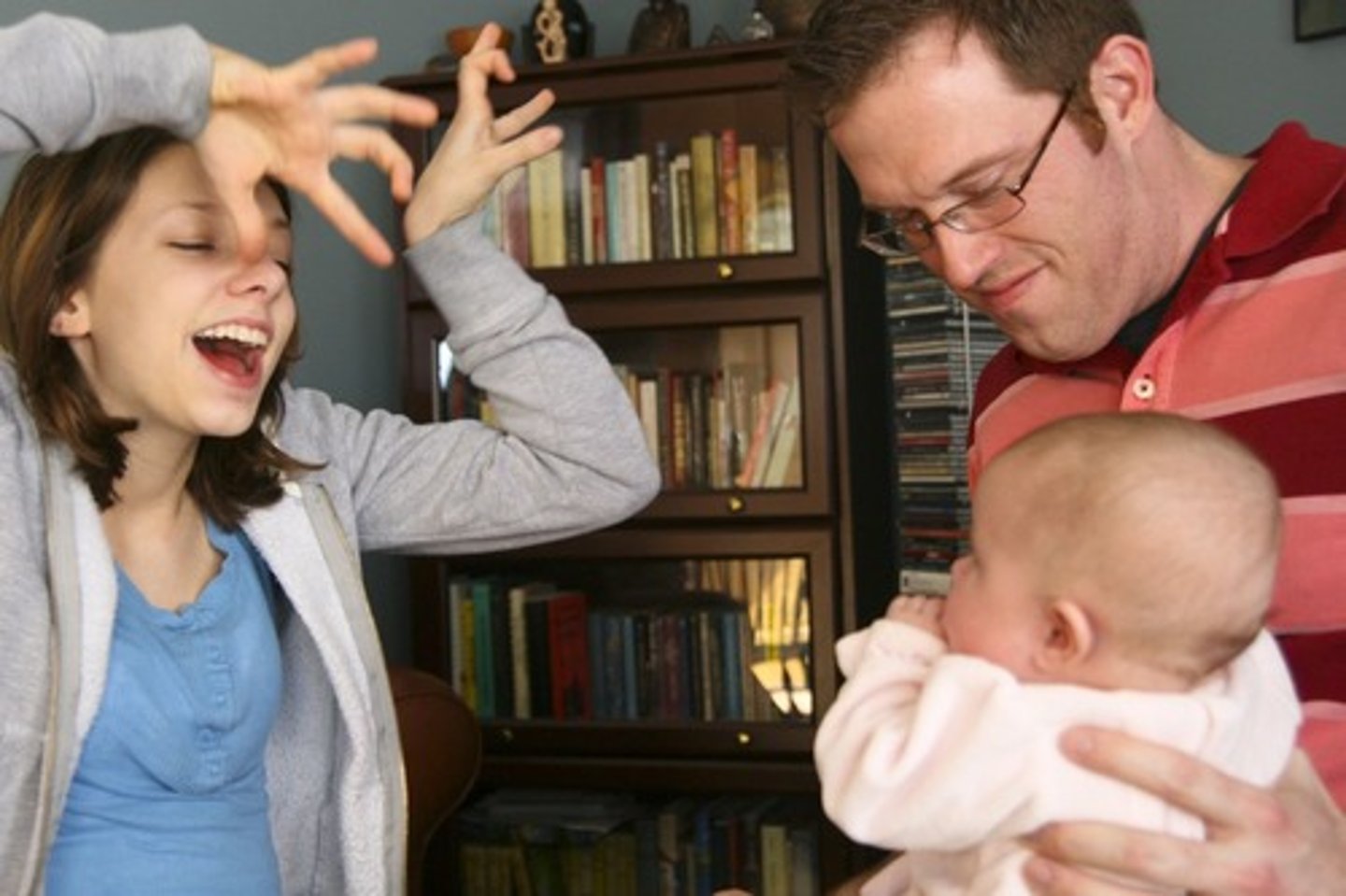 <p>to entertain, to amuse (oneself)</p>