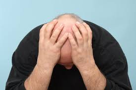 <p>to clutch one's head/face</p>