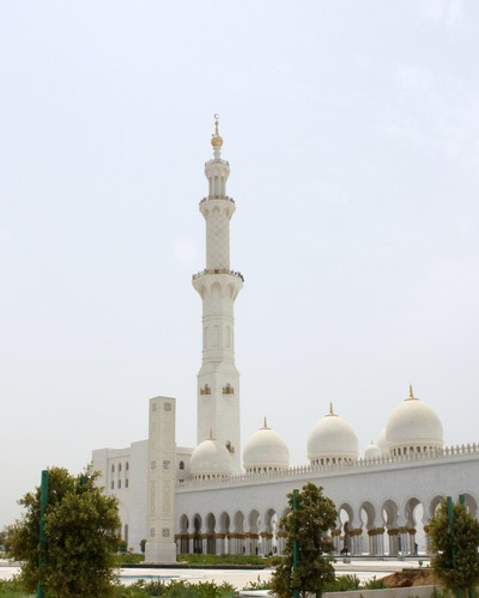 <p>a tall slender tower, typically part of a mosque, with a balcony from which a muezzin calls Muslims to prayer.</p>