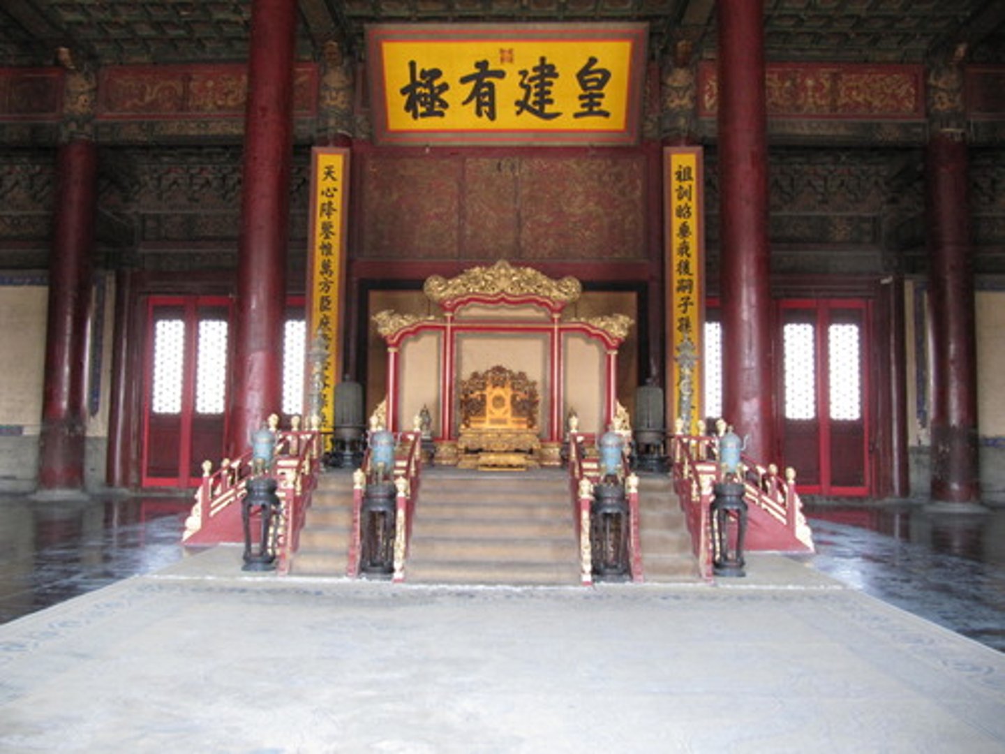 <p>a line of hereditary rulers of a country.</p><p>How to Remember: ❉dynasty = eat dinner together?❉</p>