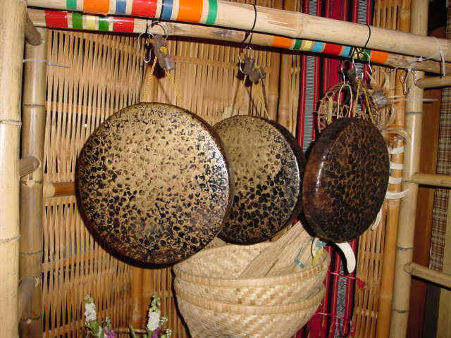 <ul><li><p>CAR (Kalinga, Ifugao)</p></li><li><p>A single handheld smooth-surfaced gong with a narrow rim</p></li></ul>