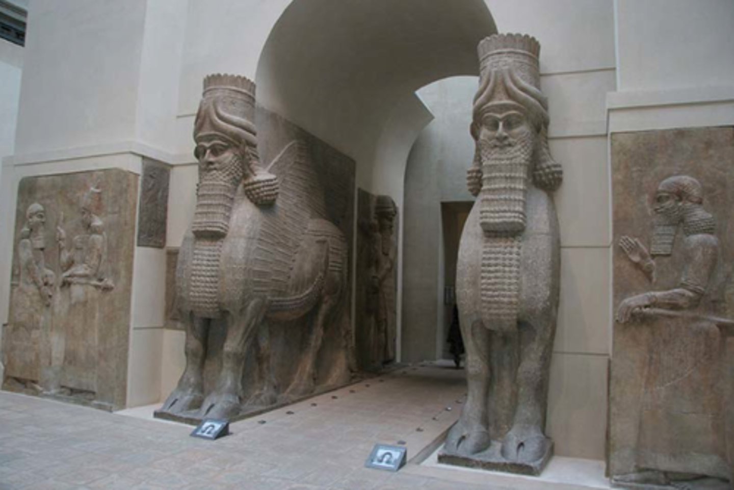 <p>built from about 720 BCE<br>The site of the Assyrian Palace of Sargon II, large rooms and courtyards with a circuitous path from entrance to thrown room</p>