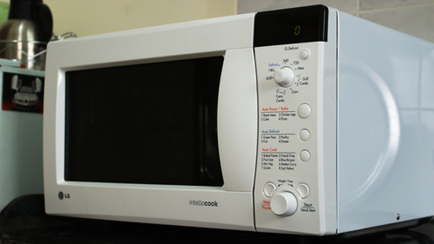 <p>lò vi sóng</p><p>= microwave</p>