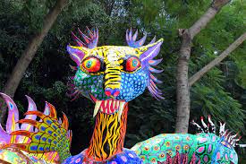  alebrijes
He makes colorful animals such as cats, dogs, birds and dragons.