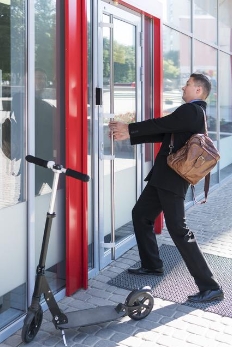 <p>To move the door towards you</p><p><span>|pʊl|</span></p><p>На себя (надпись на двери)</p>