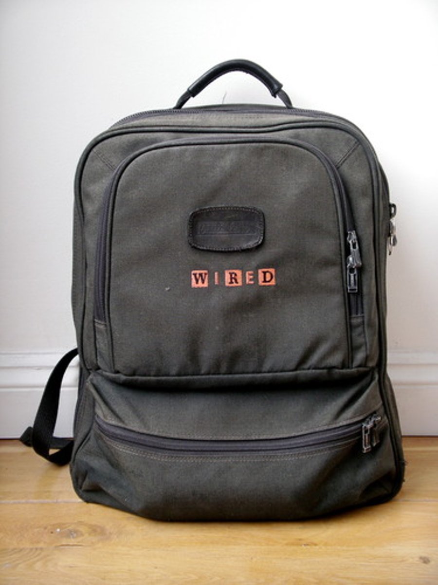 <p>Yo traigo mi mochila a clase.</p>