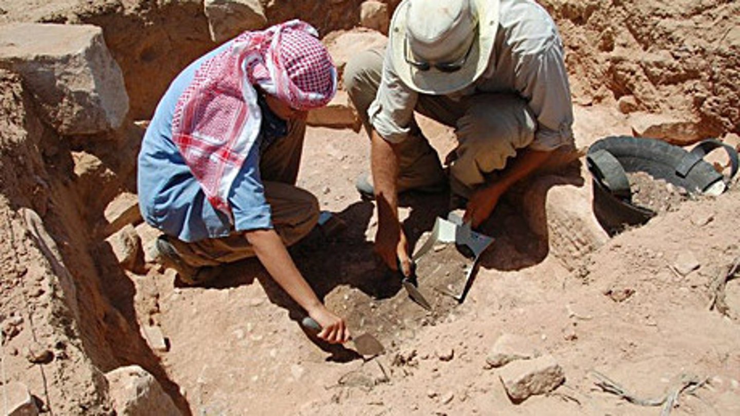 <p>A person who studies ancient societies by examining their remains</p>