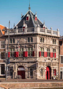 <p>Van welke bouwstijl is dit een voorbeeld? Waaraan is dat te herkennen? </p>