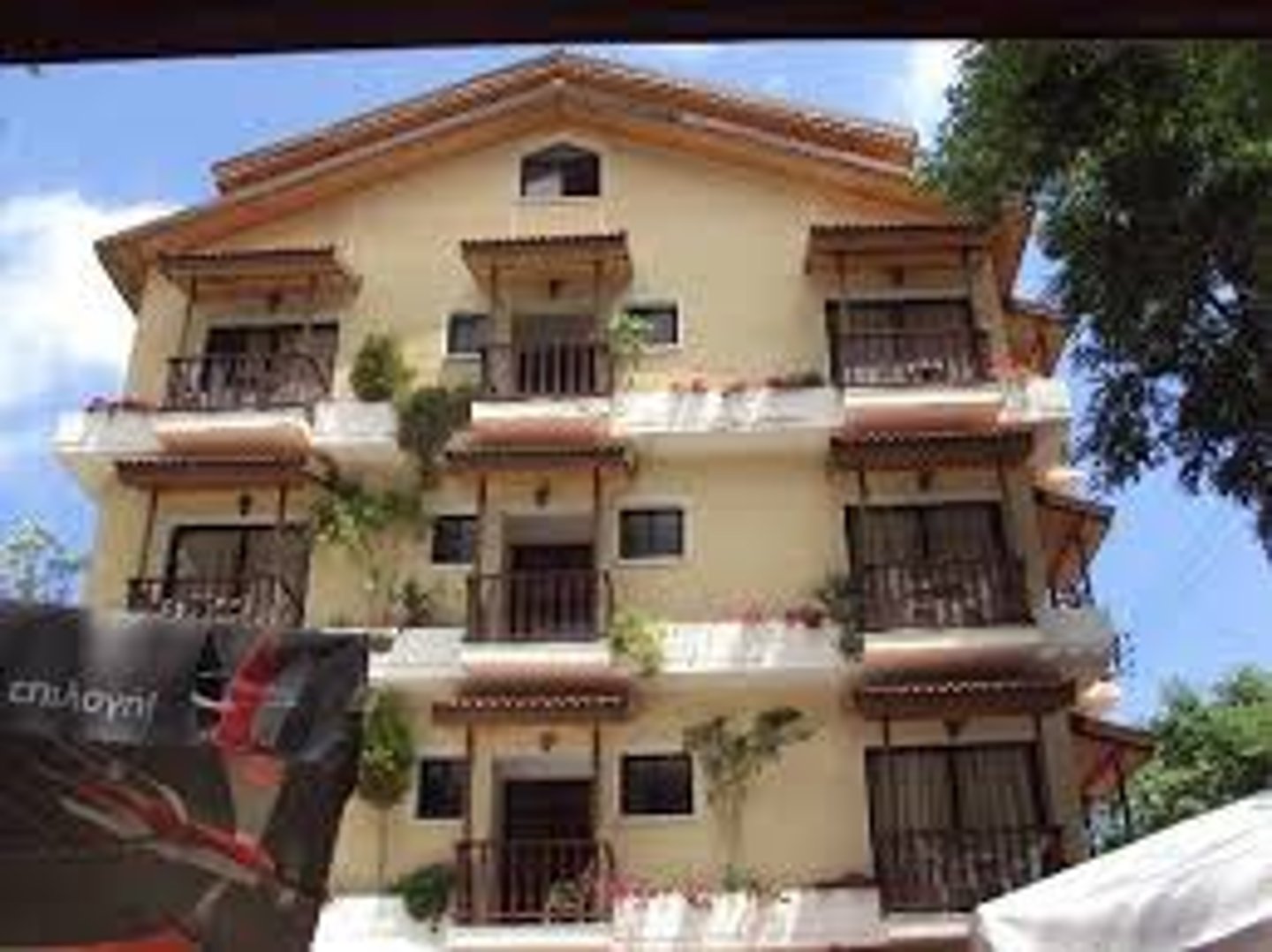 <p>small, relatively cheap hotel</p><p>It is a comfortable family-run g____ h____ near the beach.</p>