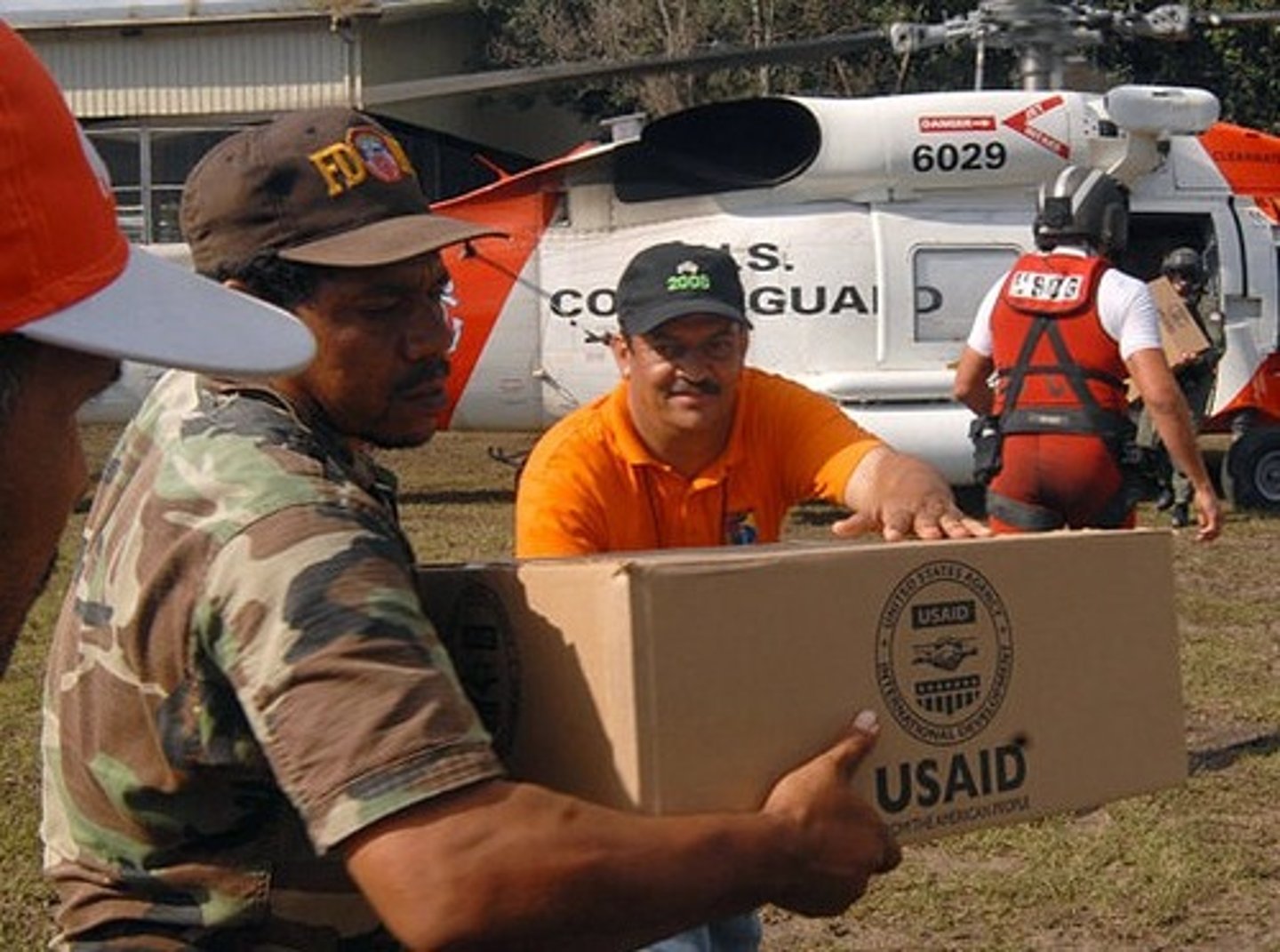 <p>cung cấp (cho ai) .....</p>