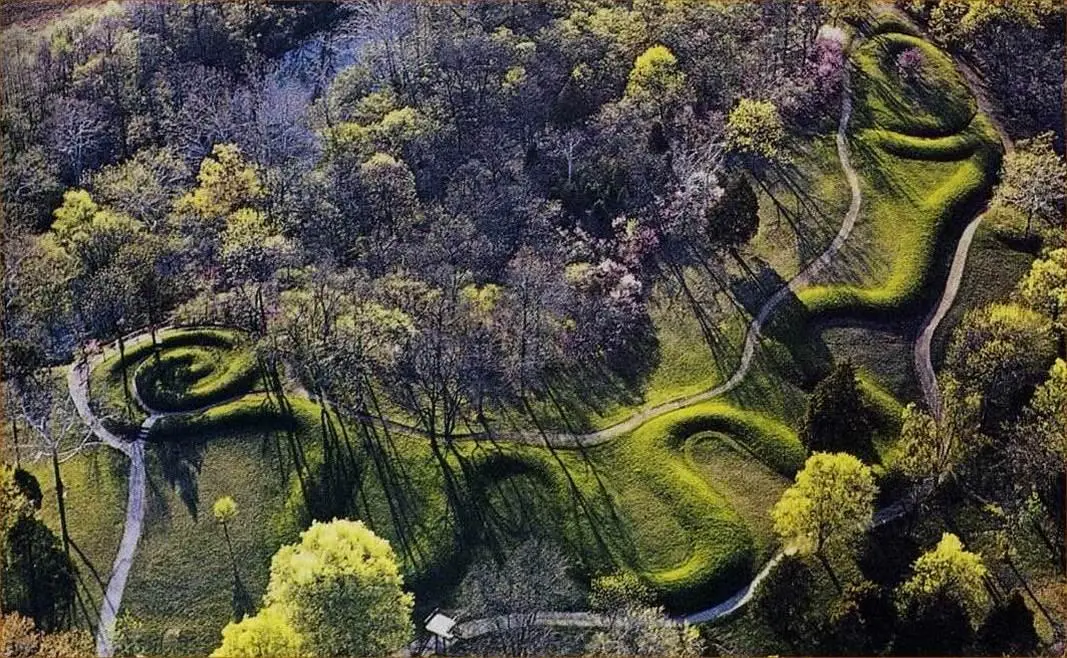 Great Serpent mound, 1070 CE, Adams County, Ohio, Mississippian culture