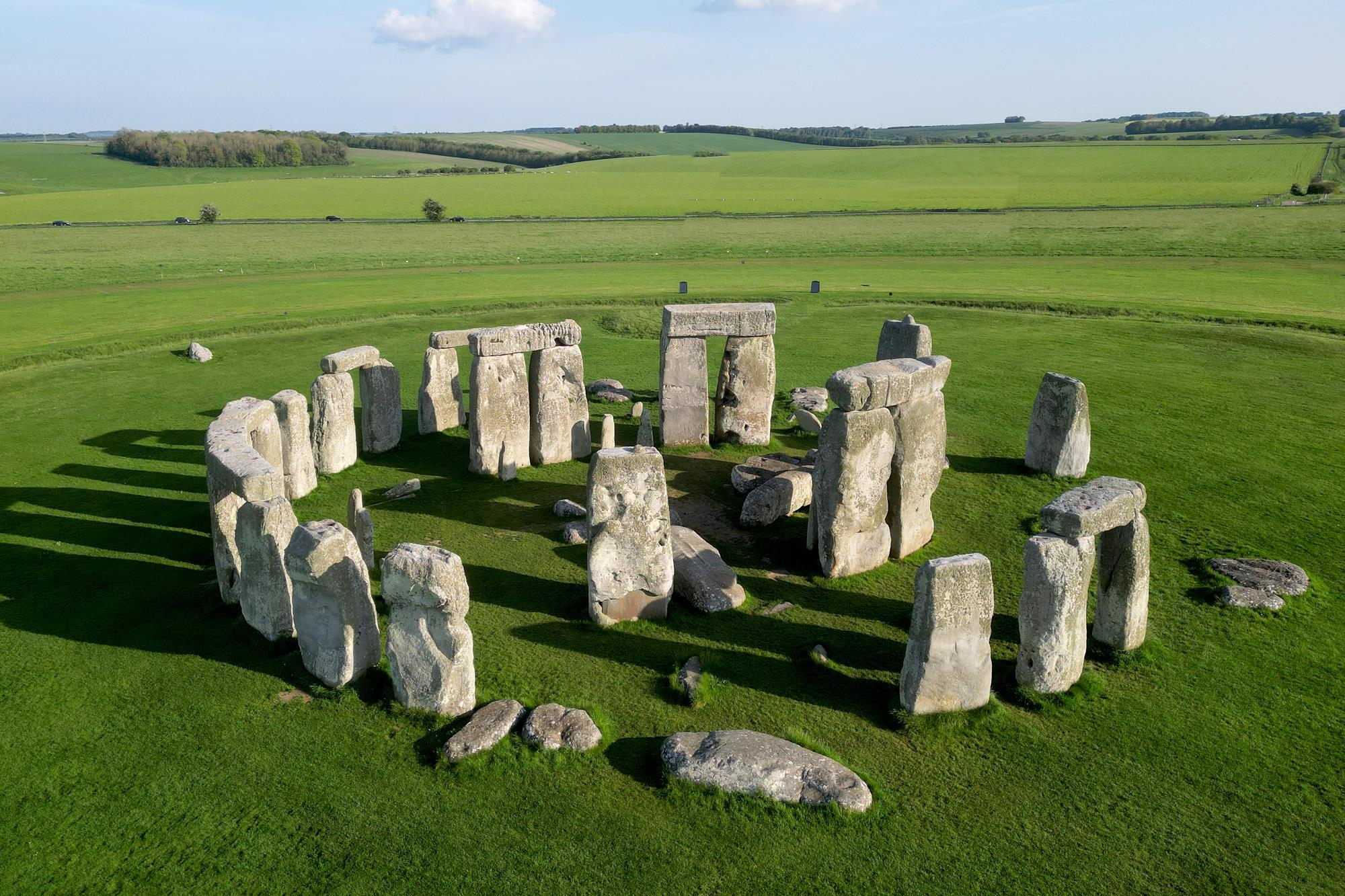 <p>Stonehenge</p><ul><li><p>Wiltshire, UK</p></li><li><p>Neolithic (Europe)</p></li><li><p><span style="color: red">2.500 ~ 1.600 BCE</span></p></li><li><p><span style="color: red">sandstone</span></p></li></ul><p></p>