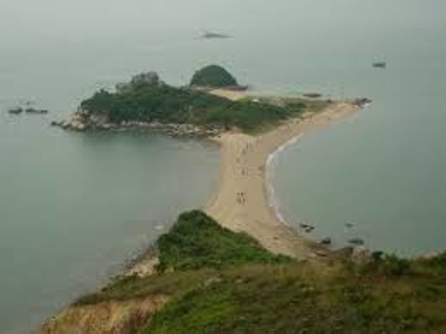 <p>A ridge of sand and shingle joining the mainland to an island</p>