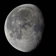 <p>What type of moon phase is in the picture?</p>