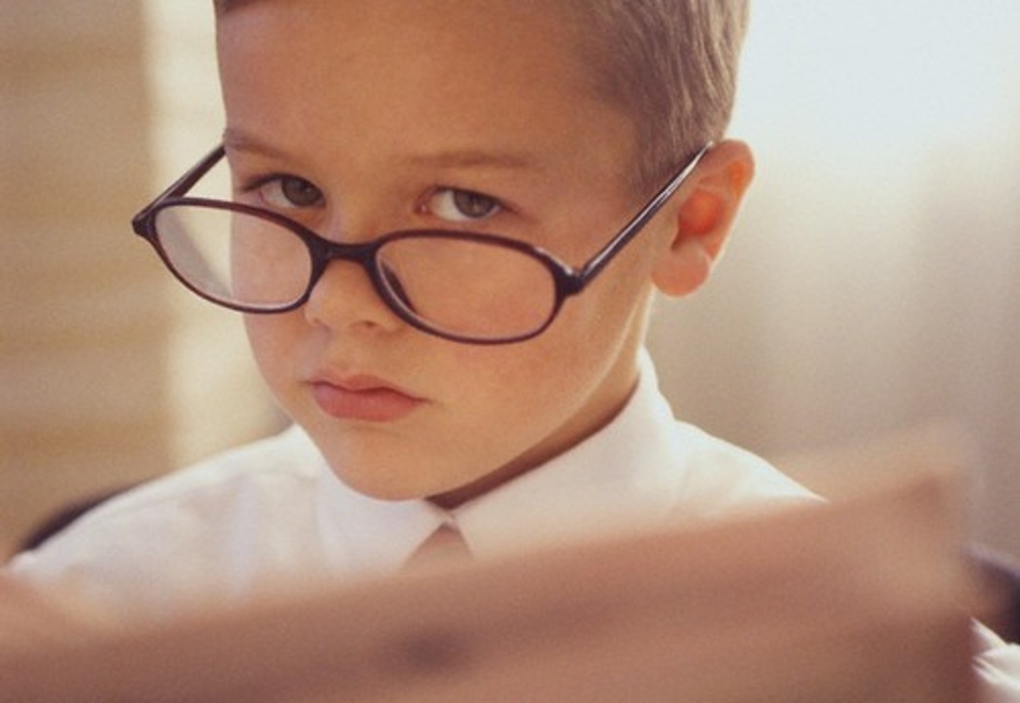 <p>to wear glasses</p>