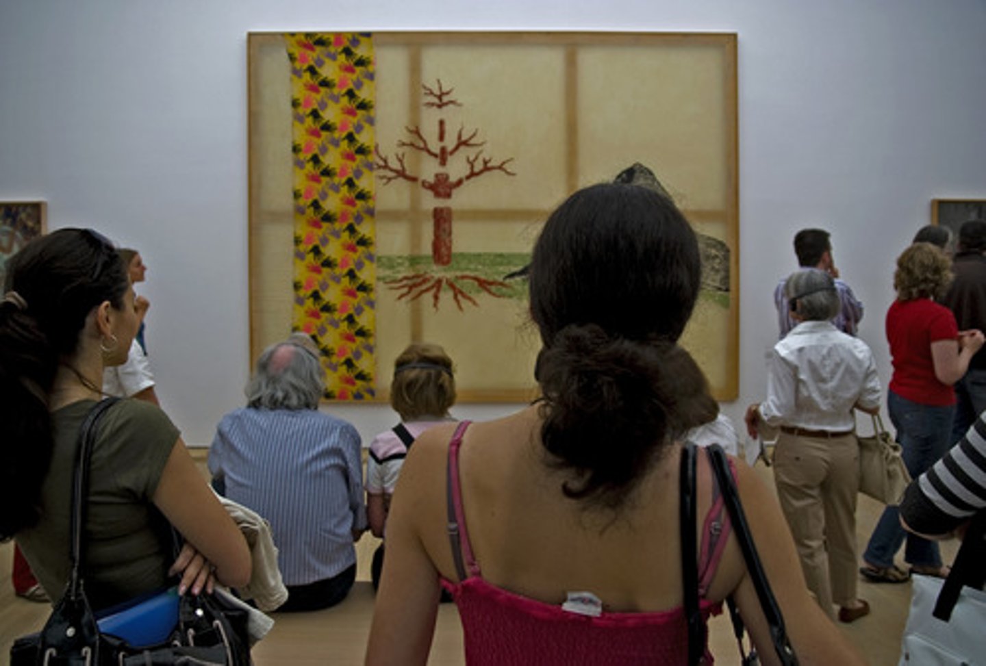 <p>visitar un museo</p>