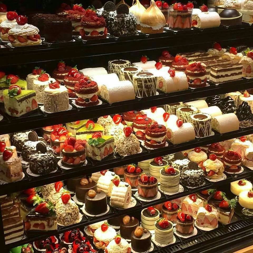 <p>sweet<span> </span>food<span> </span>eaten<span> at the end of a </span>meal</p>