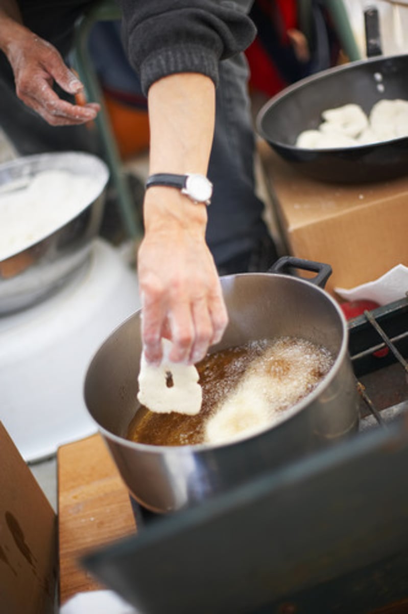 <p>zhá - to deep-fry</p>