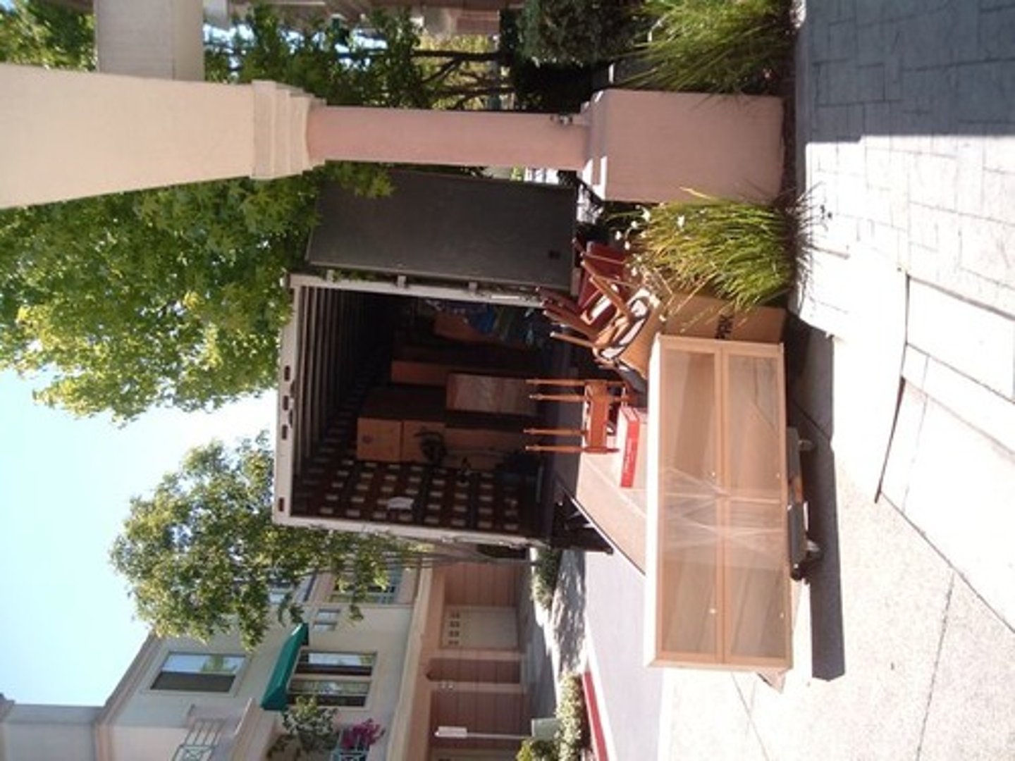 <p>v phr to begin to live in a property = to settle in, to occupy &gt;&lt; to move out of chuyển vào ở They are moving into their new apartment next month. /tuː muːv ˈɪntuː/</p>