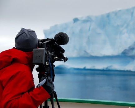<p>A <strong>documentary</strong> is a film with true information about other people’s lives and problems.</p><p><span>|dɒkjʊˈment(ə)rɪ|</span></p><p>Документальный фильм</p>