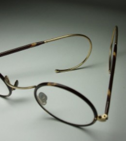 <p>Used for children and sports, the curl extends behind the ear and consists of a coilded spring</p>