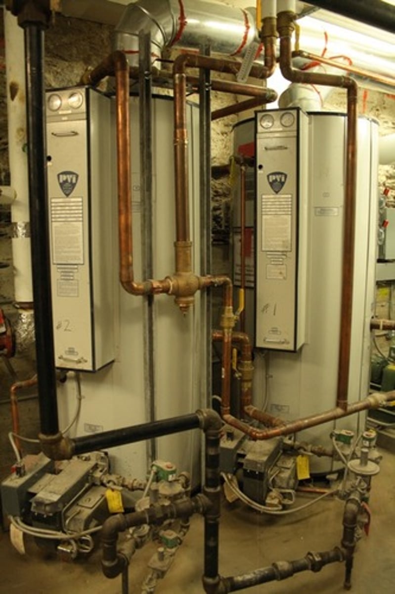<p>/ˈbɔɪlər/</p><p>(n): nồi hơi</p><p>Ex: Many older apartment buildings still rely on outdated coal-fired boilers, contributing to air pollution.</p>