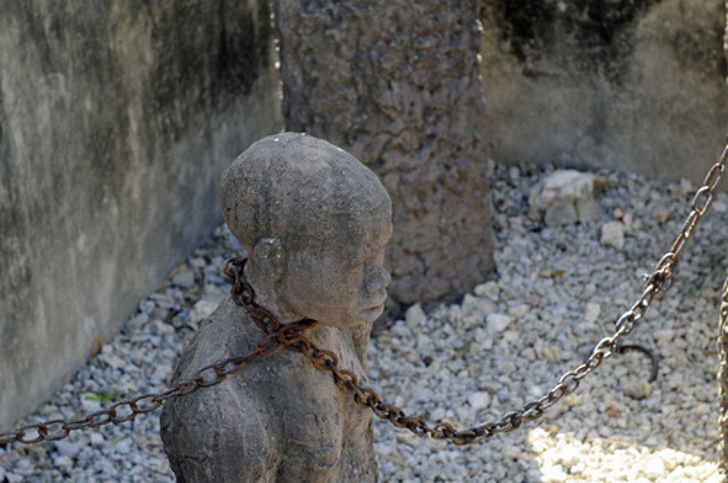 <p>slave</p><p>Il est esclave de son travail.</p>