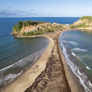 <p>Comment appelle-t-on un cordon littoral qui relie une île à la côte ou deux terres séparées par la mer ?</p>