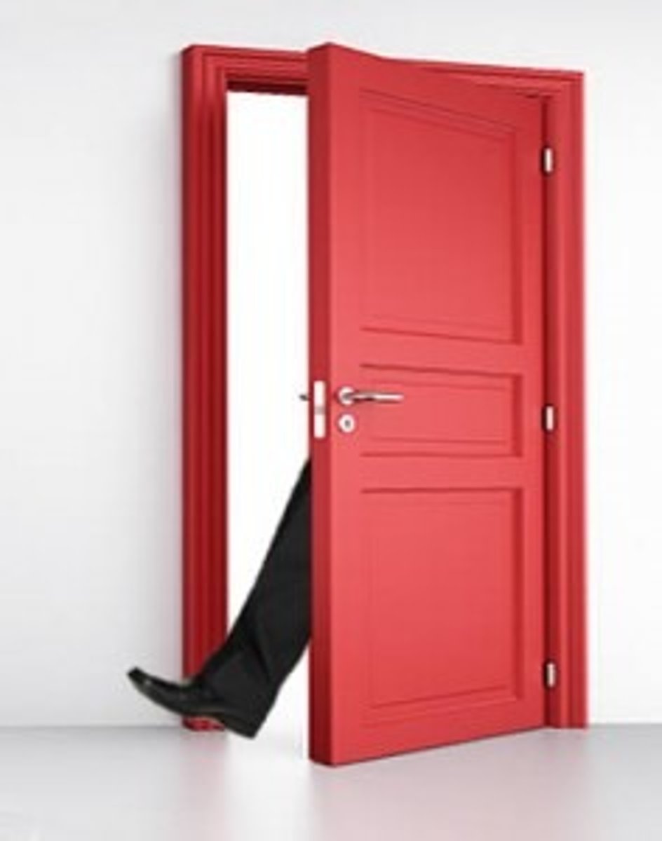 <p>to enter a business or organization at a low level, but with a chance of being more successful in the future (có được bước đệm đầu tiên)</p><p>ex: Unpaid internships are often championed as a requisite to ..., yet they inherently privilege those with affluent backgrounds.</p>