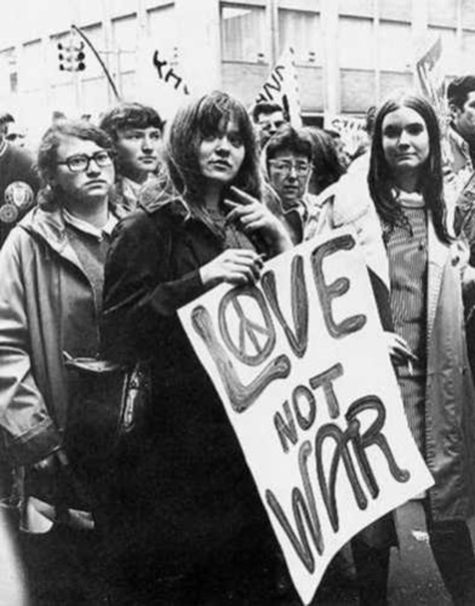 <p>focused many of its energies on the anti-war movement, establishing an identity separate from their parents, and equality</p><p>Centró muchas de sus energías en el movimiento contra la guerra, estableciendo una identidad separada de sus padres y la igualdad.</p>