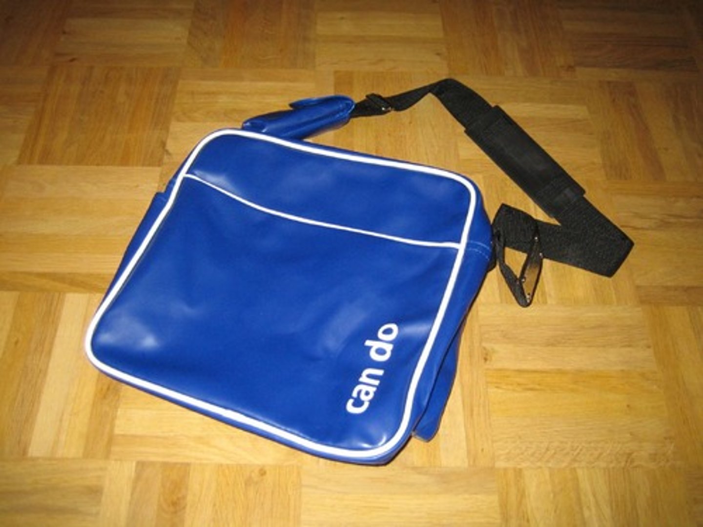 <p>bag, purse</p>