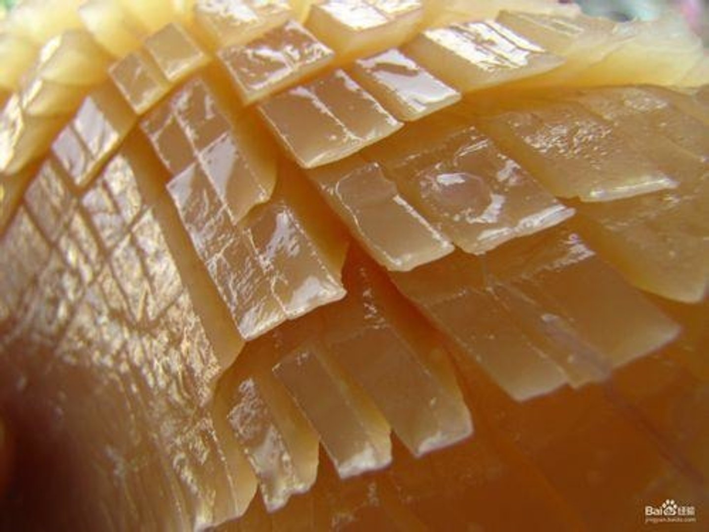 <p>( Jī ) ; to carve; to form a specific look of the food by carving</p>