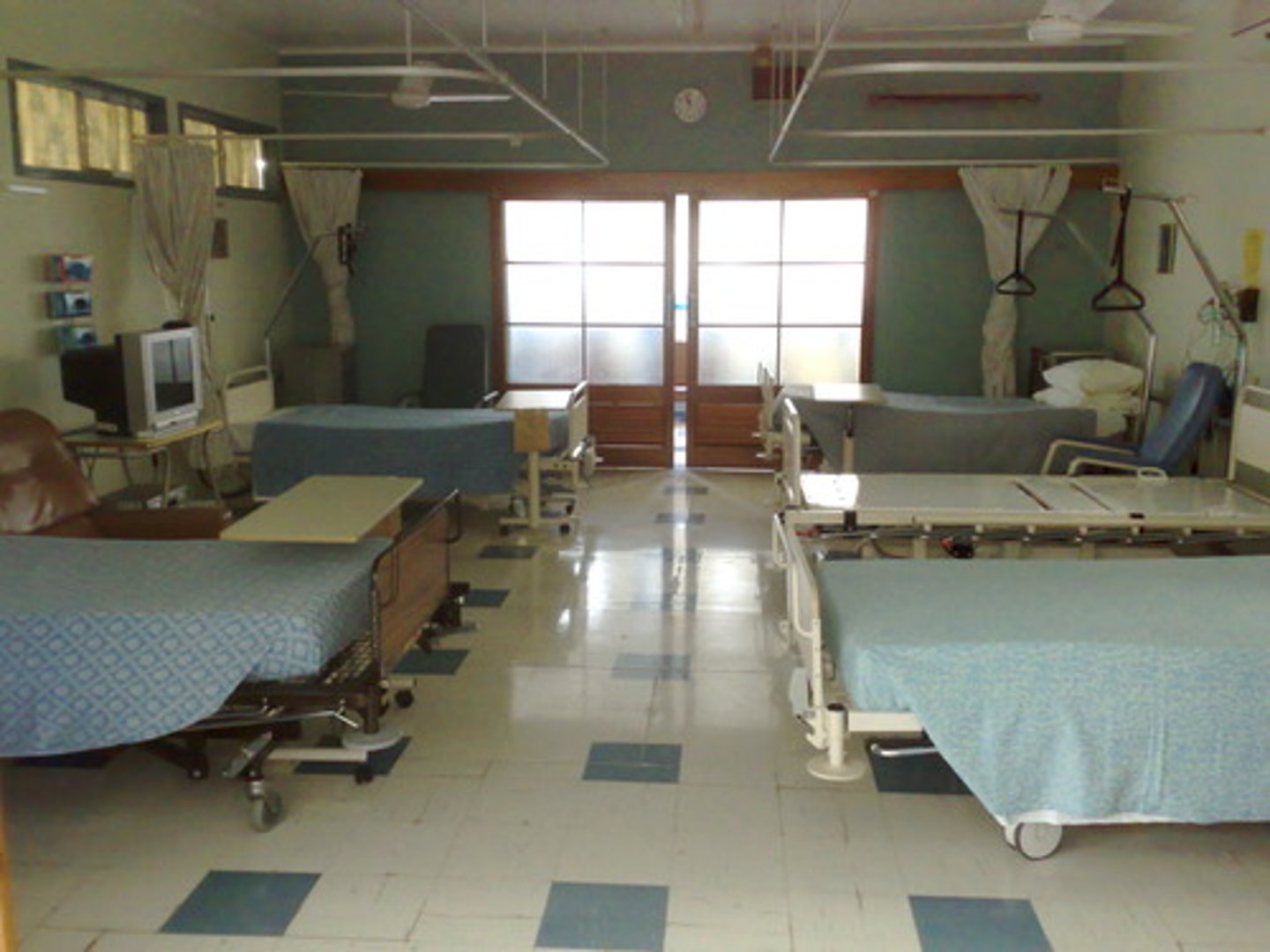 <p>Buồn bệnh, phòng bệnh (trong bệnh viện) - A large room in a hospital with beds for people to stay in:<br>"When I was in hospital, I was put on a ward with ten other children."</p>