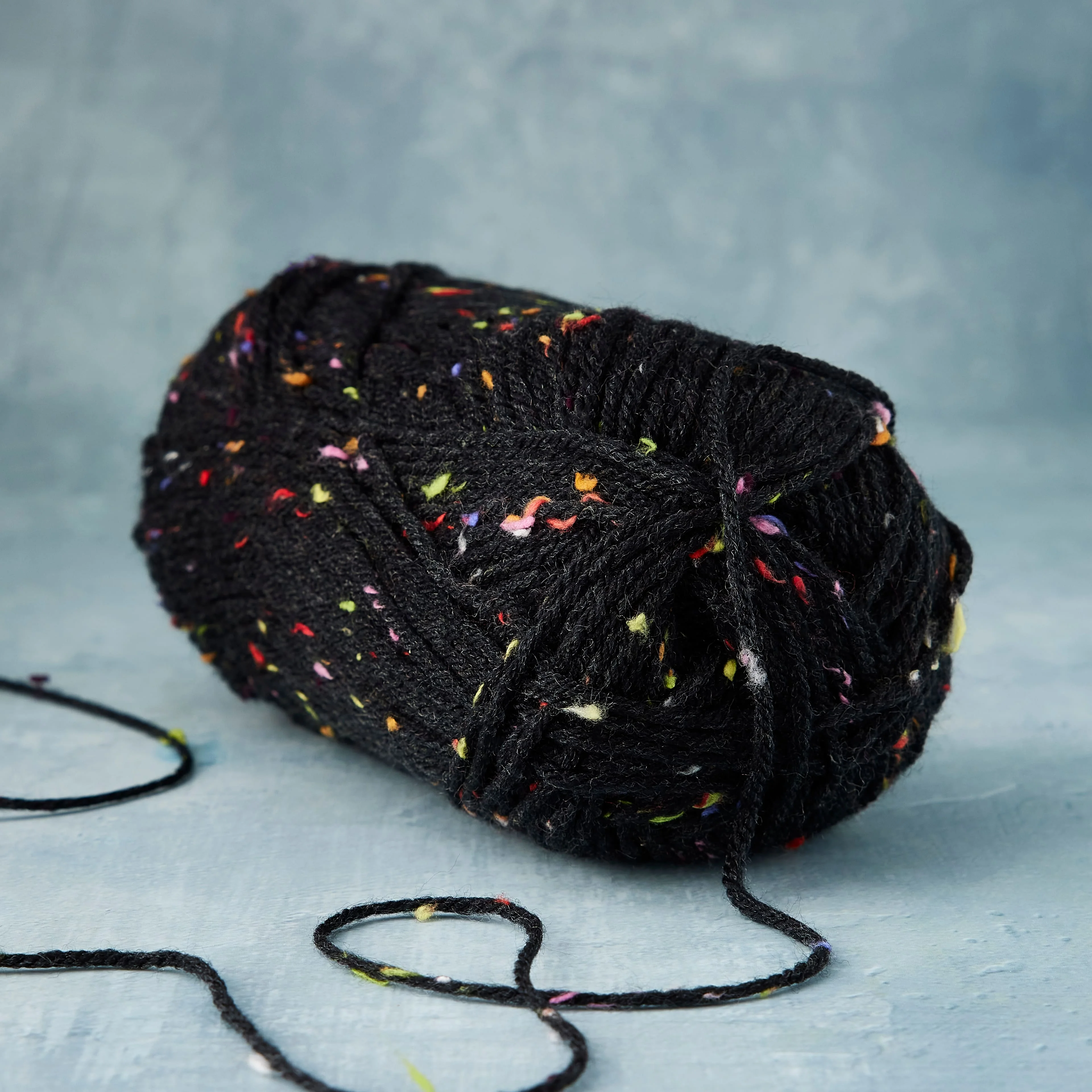 <p><span style="font-family: &quot;Times New Roman&quot;, serif">Flecks of short colored fibers that are twisted into the yarn (Spun Fancy Yarn)</span></p>