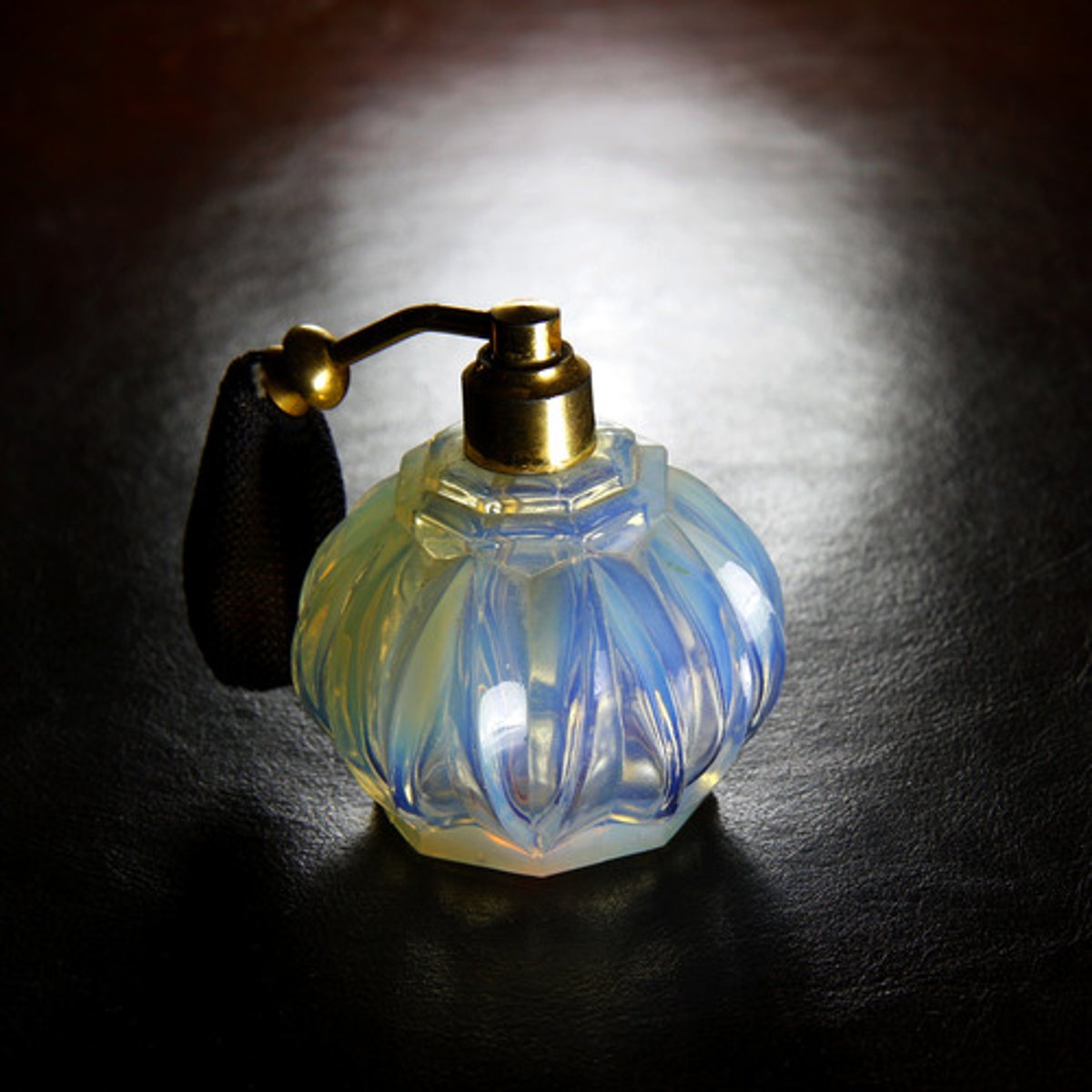 <p>reflected light = blue</p><p>transmitted light = orange/ brown</p>