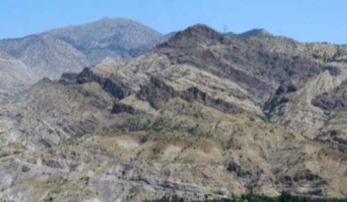 <p>Welke evolutie van de aardlagen wordt hier voorgesteld?</p><p></p>