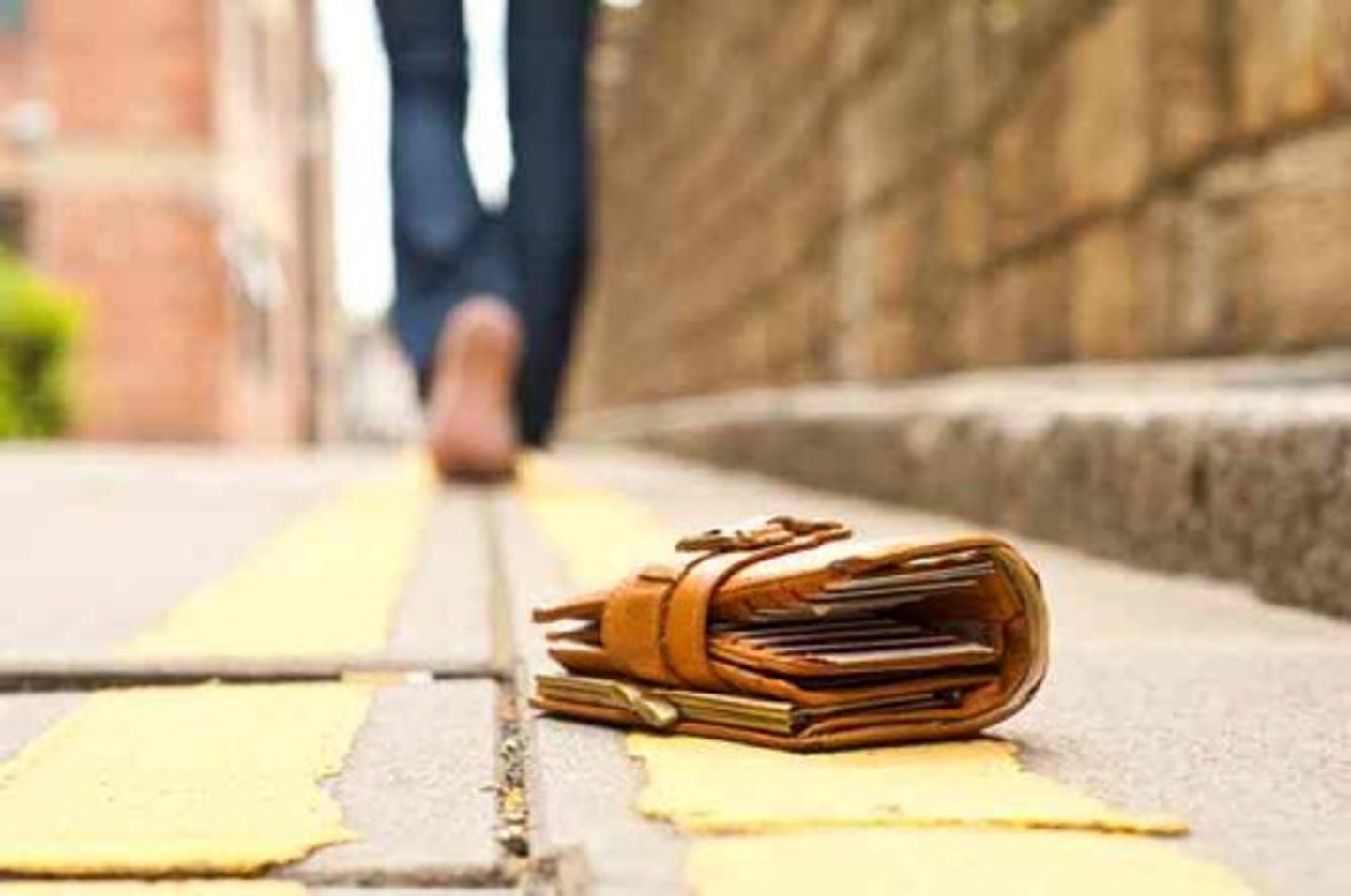 <p>pV /pʊt əˈsaɪd/ 1. để dành = save 2. gạt đi, lơ đãng, bỏ quên</p>